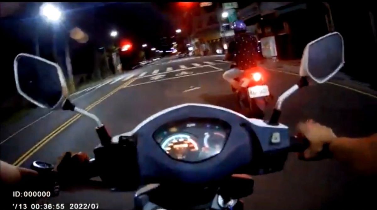 ▲鼓山分局警員日前巡經鼓山三路發現越南籍黎姓男子邊騎車邊抽菸，隨即上前攔查，黎男佯裝配合隨即加速逃逸，員警立即進行攔截圍捕。（圖／記者郭凱杰翻攝）