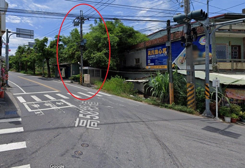 ▲拖板車疑過彎不慎，擦撞電桿（紅圈處），台電預計下午維修時有部分住戶會停電。（示意圖／翻攝google地圖）