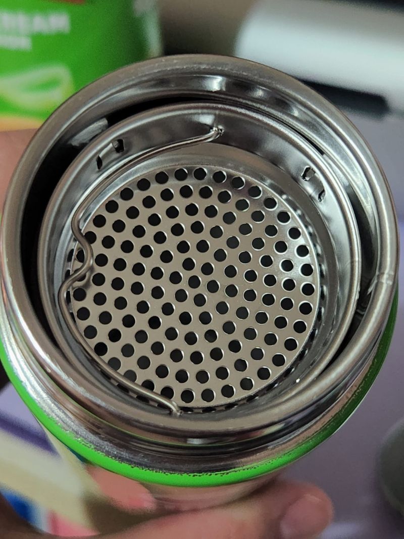 ▲保溫杯附茶漏設計,但內容量只有250ml。(圖/HYR提供)