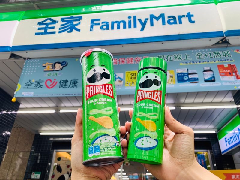 ▲全家開賣綠色款品客隨行保溫杯組,內含經典洋蔥口味洋芋片及250ml保溫杯,8/23前特價399元。(圖/業者提供)