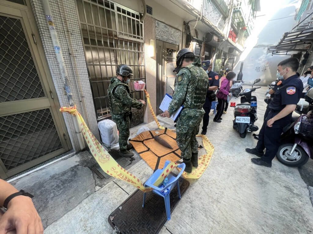 ▲首頁 / 社會夫金門當兵撿到砲彈藏50多年 妻打掃家裡清出報警2022/7/14 12:51（7/14 13:51 更新）高雄袁姓婦人在家中打掃找到一顆外觀鏽蝕圓柱體砲彈，軍方到場初判為空殼無火藥、無殺傷力，目前已在袁婦同意下移運帶回處置。（高市三民二分局提供）