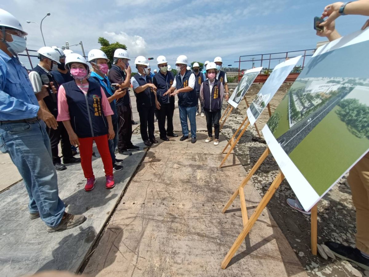 ▲清水國民暨兒童運動中心，中市議長張清照與市府秘書長黃崇典、建設局長陳大田實勘施工進度(圖／張清照服務處提供2022.7.14)