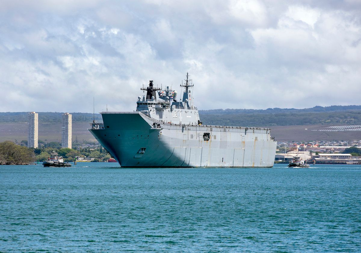 ▲坎培拉號兩棲攻擊艦，外型和美國的兩棲攻擊艦或法國西北風級兩棲攻擊艦非常相似，艦艏還有滑跳台，可讓F-35B戰機起飛。（圖／美國海軍提供）