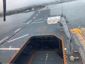 ▲坎培拉號是澳洲海軍兩棲攻擊艦,艦艏設有滑跳甲板,但是澳洲缺了F-35B戰機。(圖/軍情與航空Military and Aviation News提供) ▲坎培拉號是澳洲海軍兩棲攻擊艦,艦艏設有滑跳甲板,但是澳洲缺了F-35B戰機。(圖/軍情與航空Military and Aviation News提供)