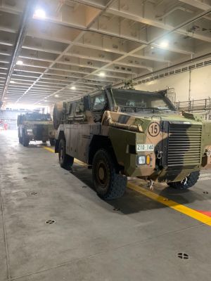 ▲坎培拉號輕型車輛甲板停放的野外征服者裝甲車，該車軍援烏克蘭多輛，效果卓著。（圖／軍情與航空Military and Aviation News提供）