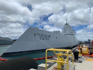 ▲美國海軍朱瓦特級驅逐艦麥可蒙素號是第一次參加還太演習的朱瓦特級驅逐艦,洗鍊且匿蹤的外型讓她贏得海上金字塔的稱號,全船雷達反射截面積和一艘小漁船一樣。 (圖/軍情與航空Military and Aviation News提供) ▲美國海軍朱瓦特級驅逐艦麥可蒙素號是第一次參加還太演習的朱瓦特級驅逐艦,洗鍊且匿蹤的外型讓她贏得海上金字塔的稱號,全船雷達反射截面積和一艘小漁船一樣。 (圖/軍情與航空Military and Aviation News提供)