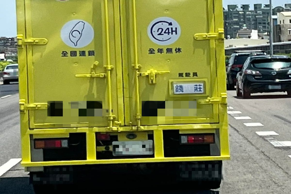 ▲一名網友在路上看見一名小北的貨車駕駛員的名字很特別！（圖／翻攝自《爆廢公社》）