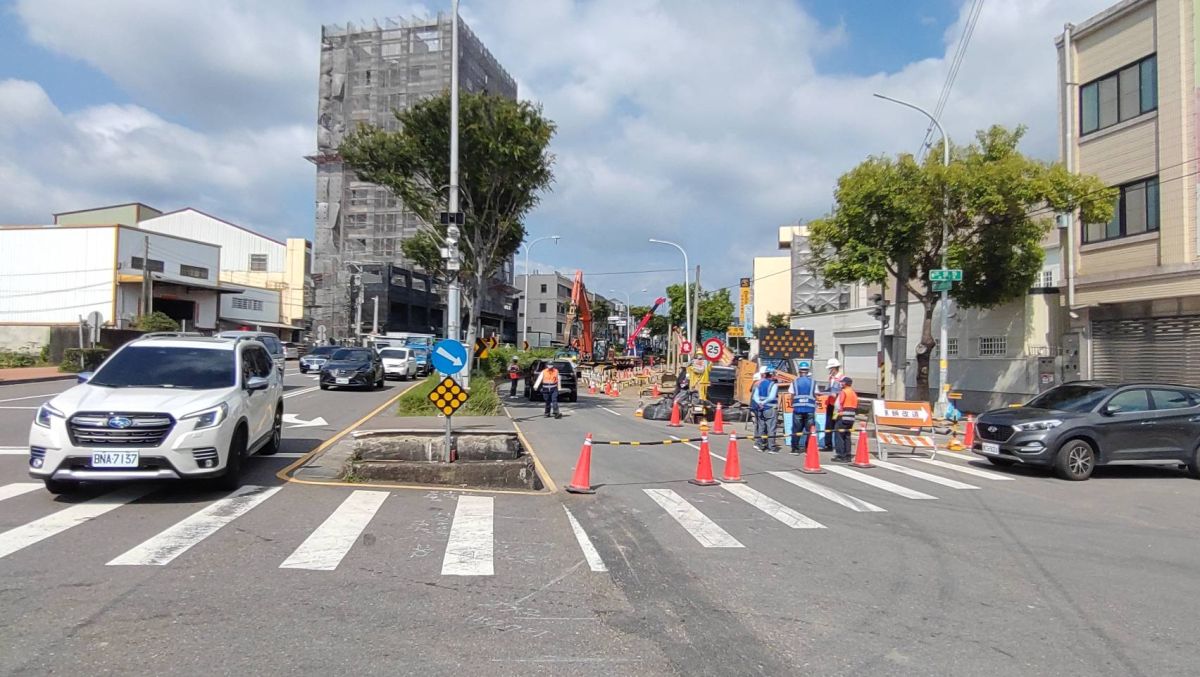▲中市豐原大道7段因汰換自來水管線工程，施工已2個多月，封路期間造成住戶出入不便，店家無法做生意(圖／陳清龍提供2022.7.14)