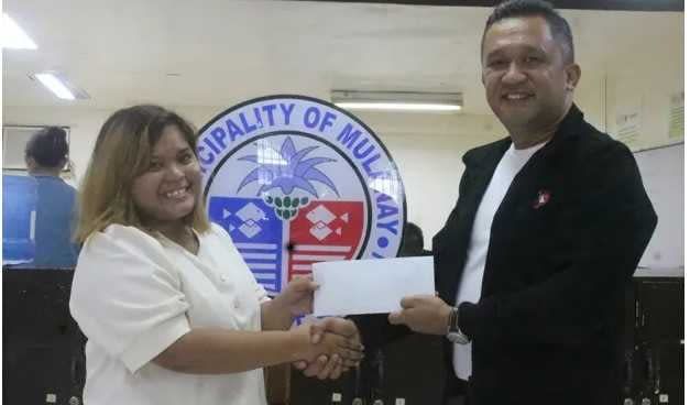 ▲菲律賓市長阿吉雷（右）日前簽署一項行政命令「微笑政策」。（圖／翻攝自臉書）