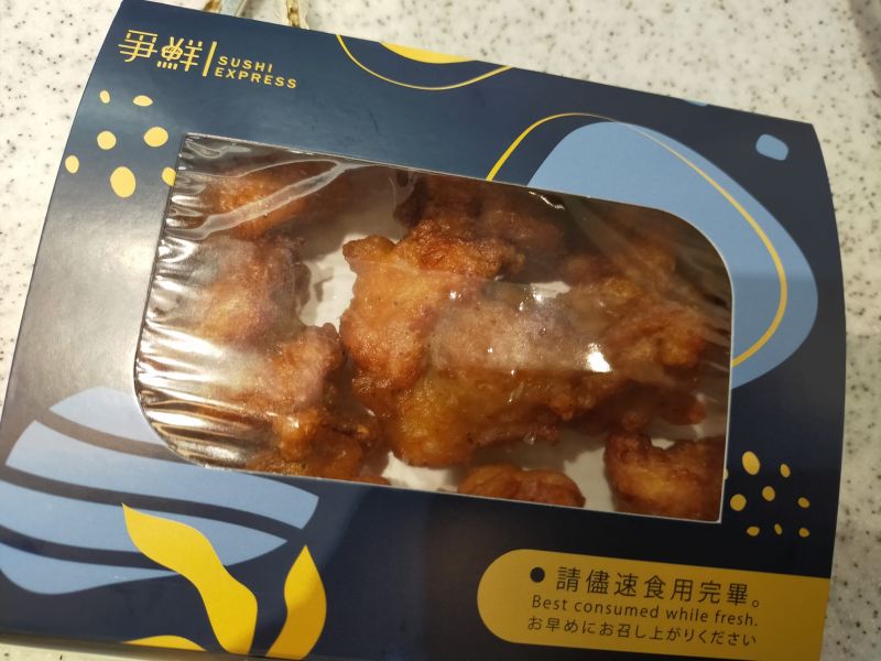 ▲網友曬出一盒裝滿炸雞的紙盒，上頭還標示「爭鮮」字樣。（圖／翻攝爆廢公社公開版臉書）