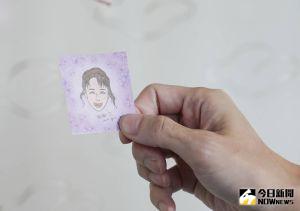 ▲從貼紙上可以看到朱俐靜笑得燦爛。(圖/特約記者林敬原攝) ▲從貼紙上可以看到朱俐靜笑得燦爛。(圖/特約記者林敬原攝)