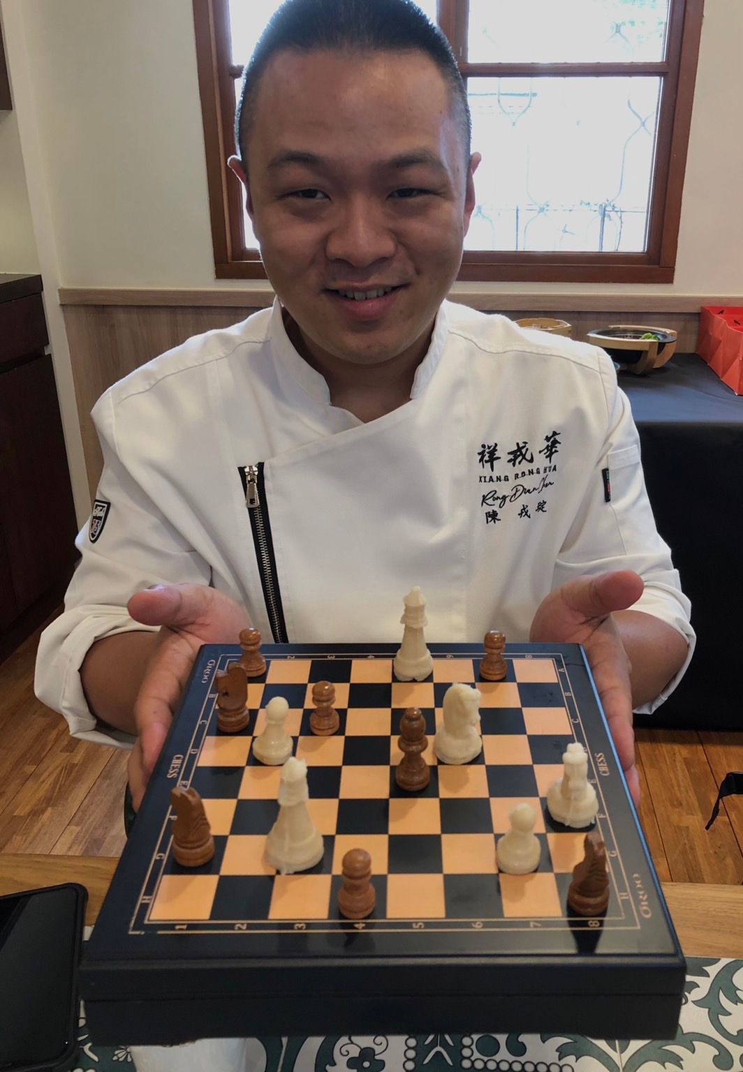 ▲「祥戎華」經典名菜變身創意料理上桌，圖為「鬥沙棋盤」甜點，以綠豆沙加糯米製做的麻糬皮，包裹金桔檸檬調製的內餡，做出西洋棋造型，超吸睛。（圖／業者提供）