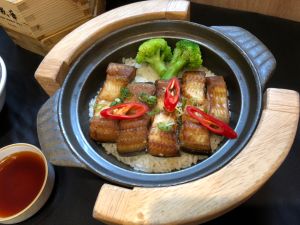 疫情趨緩搶商機 「祥戎華」經典名菜變身創意料理上桌 ▲廚藝總監陳戎琔最滿意的「香蒜白鰻煲仔飯」,採用雲林口湖外銷日本等級的「青口鰻」烹調,大大提升口感。(圖/業者提供)