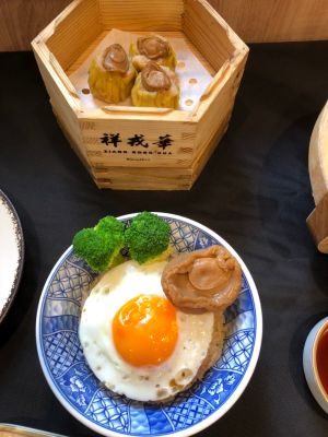 疫情趨緩搶商機 「祥戎華」經典名菜變身創意料理上桌 ▲祥戎華大手筆將鮑魚、海膽、青口鰻等頂級食材融入料理,推出各式創意料理緊捉消費者的胃。(圖/業者提供)