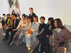 ▲左起吳東諺、白家綺、王彩樺、陳美鳳、方馨、苗可麗、林薇出席服裝秀。（圖／經紀人提供）