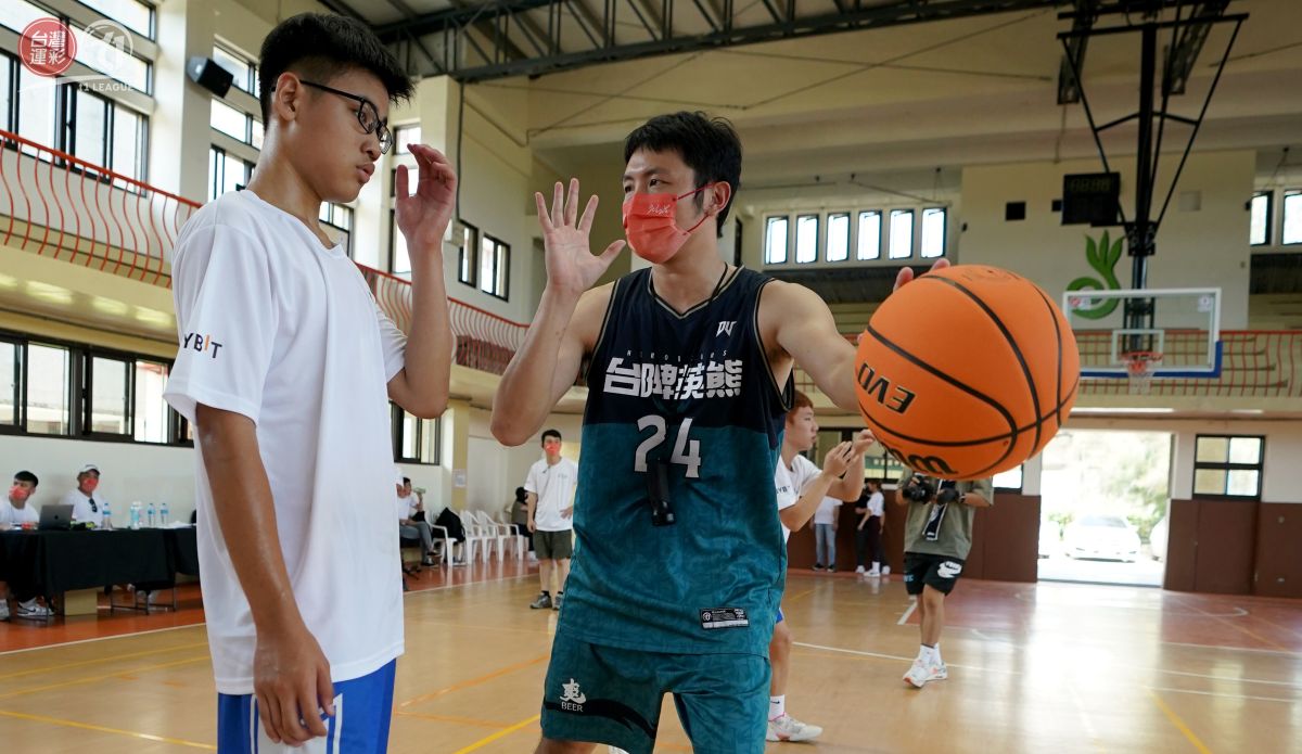 ▲英熊球星朱億宗化身鐵血教頭，細心指導小球員。  台灣運彩xT1聯盟提供