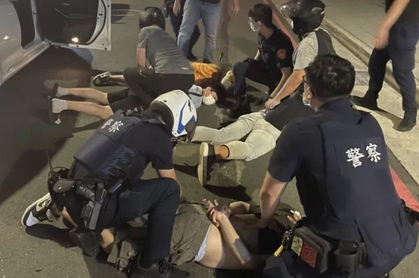 ▲4名犯嫌為了OMEGA與SWATCH登月錶，前往網咖將收款卻買不到錶的楊男擄走，最終在板橋街頭全被警方逮捕。（圖／翻攝畫面）