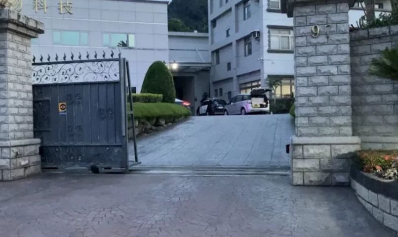 ▲南投縣草屯鎮中正路的康建生技公司，今（14）晚間6點多發生一起4死1傷的重大槍擊案。（圖／翻攝畫面）