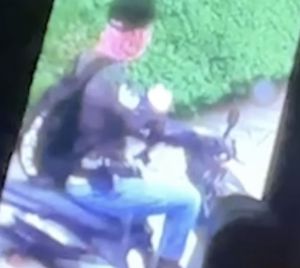 ▲南投縣草屯鎮中正路的康建生技公司發生4死1傷的重大槍擊案,歹徒騎車的身影曝光,可見他喬裝十分完整。(圖/翻攝畫面) ▲南投縣草屯鎮中正路的康建生技公司發生4死1傷的重大槍擊案,歹徒騎車的身影曝光,可見他喬裝十分完整。(圖/翻攝畫面)