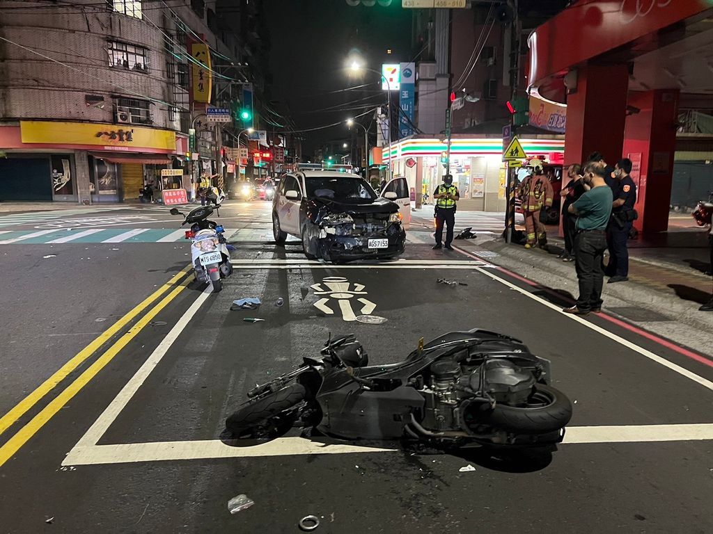 ▲柳姓警員行經路口時，不慎與機車發生擦撞，造成1人受傷、1人昏迷。（圖／警方提供）