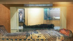 ▲科博館解釋，一旁現況相當完整的人型棺柩，和木乃伊並非同一組，純粹是「鄰居」關係。（圖／取自「國立自然科學博物館」粉專）