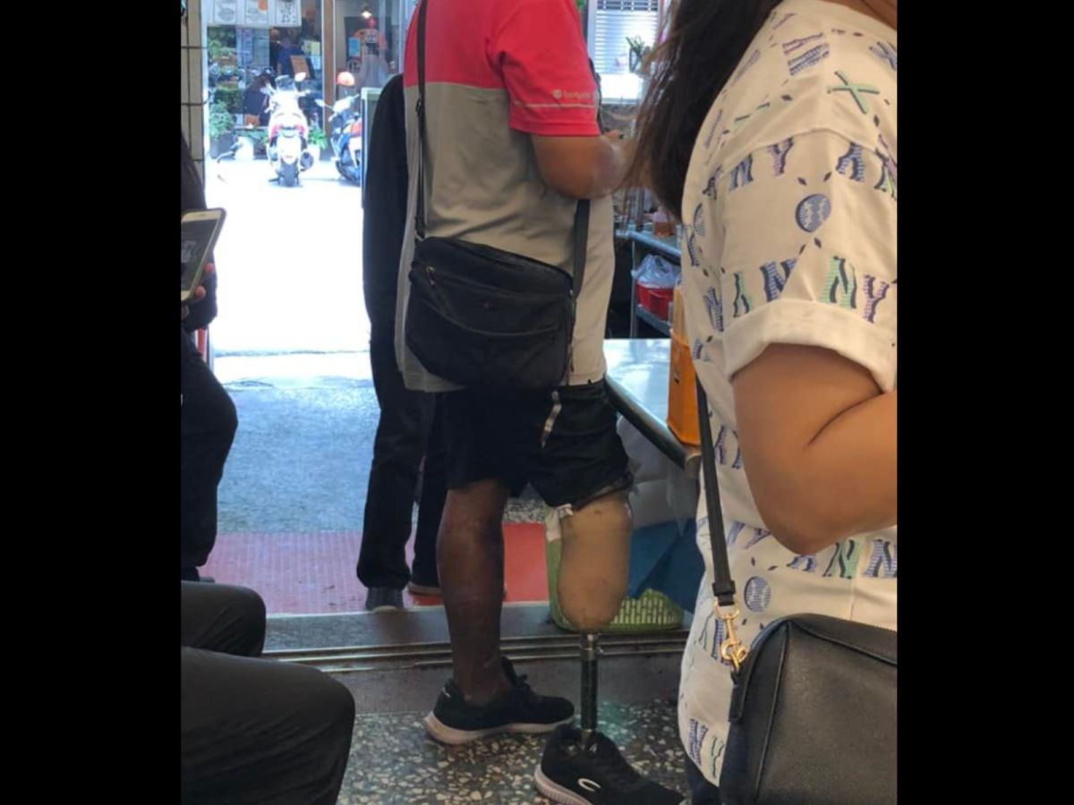 ▲有民眾目睹一位行動不便的外送員大哥，大熱天仍努力送餐。（圖／翻攝《爆廢公社》）