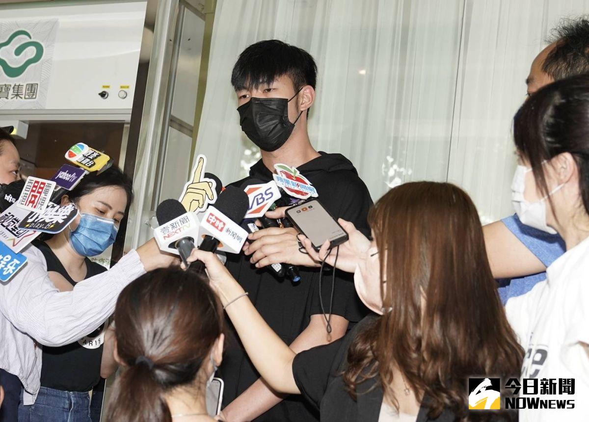 ▲朱俐靜追思會第2天！陳大天也來到會館致意。（圖／記者林敬原攝）