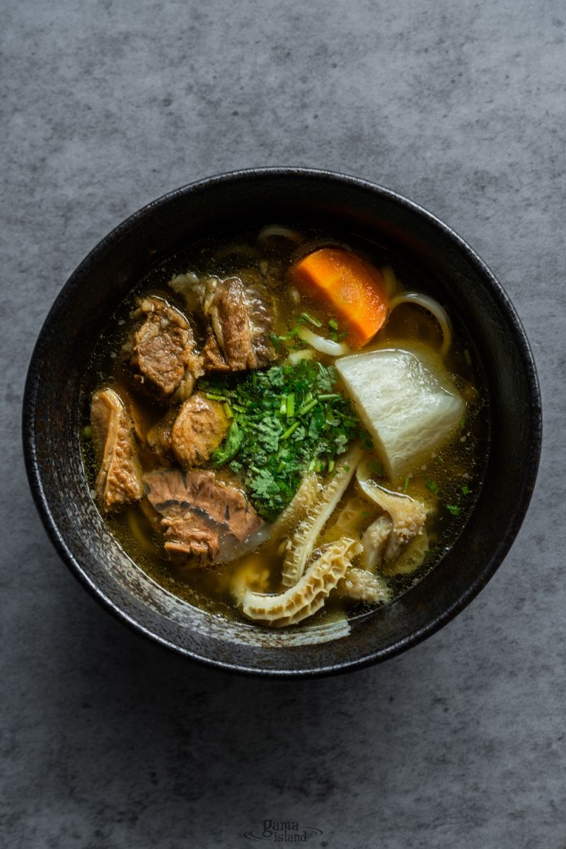▲「阿凱牌港仔清燉牛肉麵」，由於在湯裡加了「甘蔗」，一口喝下清徹湯汁便能感受到帶有厚度及清甜的香氣。（圖／普橘島提供）