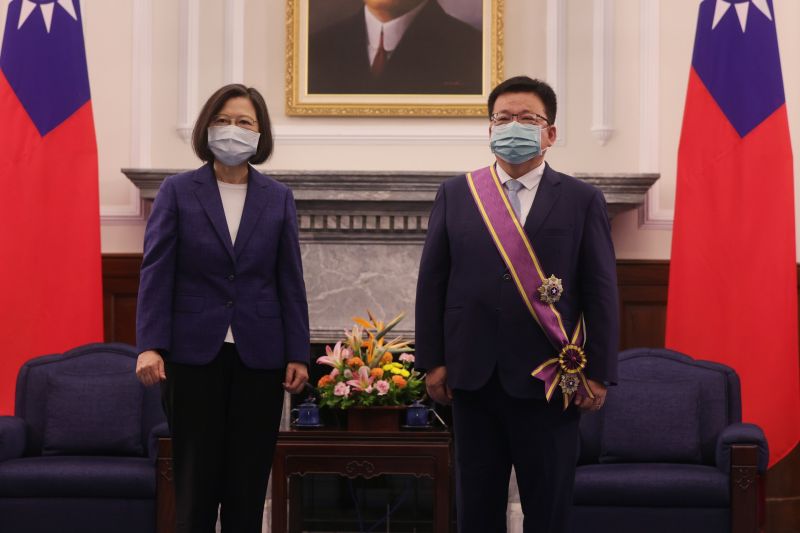 ▲蔡英文授勳李俊俋，表彰其對國家社會的貢獻與付出。（圖／總統府提供）