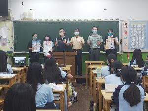 許筱葳向陸興高中學生宣導「新住民及其子女築夢計畫」。(圖/移民署提供) ▲許筱葳向陸興高中學生宣導「新住民及其子女築夢計畫」。(圖/移民署提供)