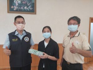 陸興高中李榮東校長(右)合影期許許筱葳未來持續發光發熱。(圖/移民署提供) ▲陸興高中李榮東校長(右)合影期許許筱葳未來持續發光發熱。(圖/移民署提供)