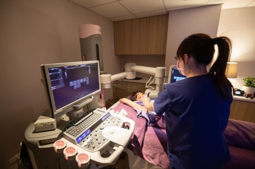 ▲醫師建議,女性30歲以上就能開始每年定期做乳房超音波檢查。(圖/禾馨醫療提供) ▲醫師建議,女性30歲以上就能開始每年定期做乳房超音波檢查。(圖/禾馨醫療提供)