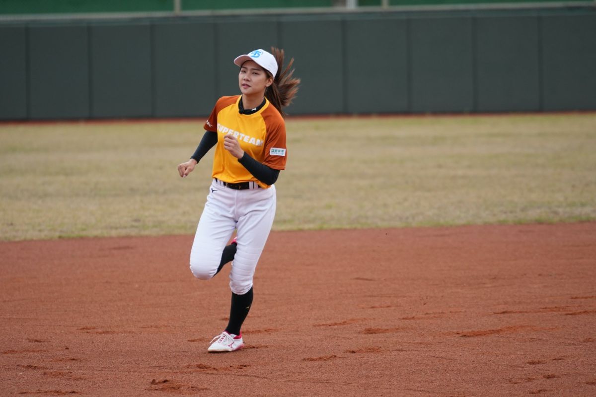▲「體壇周子瑜」、跆拳道品勢女神姜巧文進行跑壘訓練。（圖：巨宸製作提供）