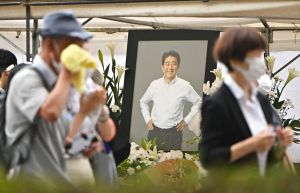 ▲日本前首相安倍晉三遭槍擊身亡，消息震驚全球。（圖／美聯社／達志影像）