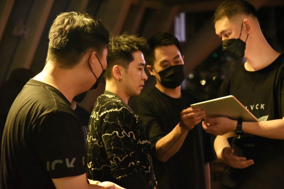 ▲沙漠魚科技董事長李厚豪（左二）與團隊成員於現場檢測技術成果。（圖／品牌提供）