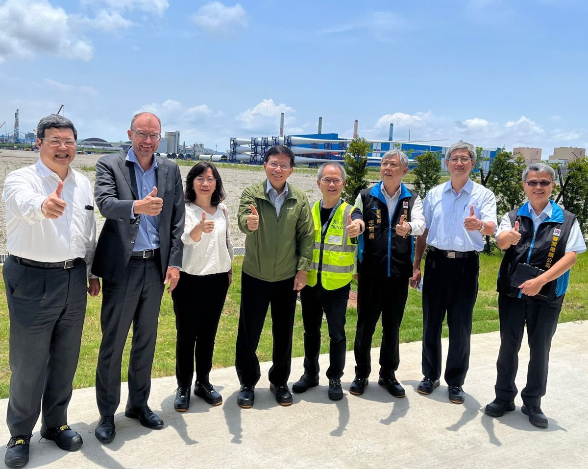 ▲交通部長王國材(左4)，由台灣港務公司董事長李賢義(右3)、台中港務分公司總經理陳榮聰(右1)、交通部航港局局長葉協隆(右2)、航政司司長何淑萍(左3)陪同，到台中港務分公司及台中港離岸風電國產化專區視察。(圖／記者黃守作攝)