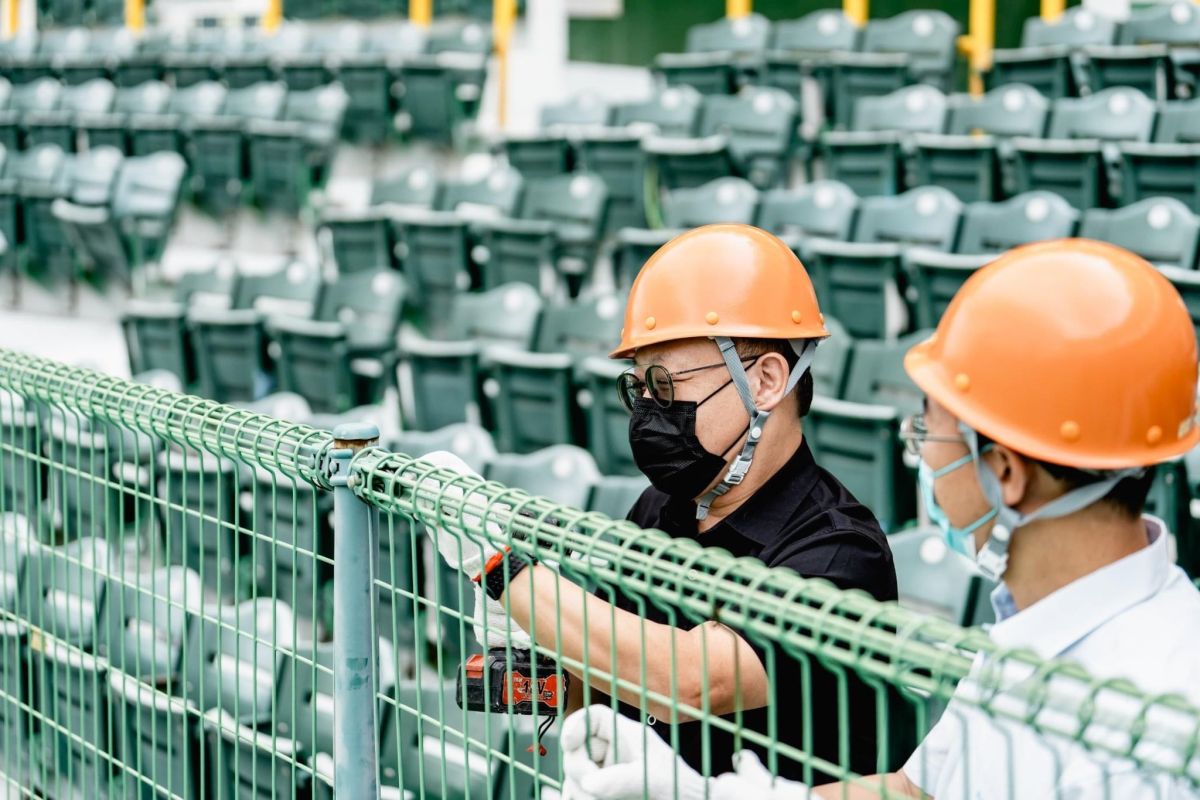 ▲高雄市副市長史哲今天與運發局長侯尊堯特別到澄清湖棒球場，履行對球迷朋友的承諾，拆除啦啦隊看台區欄杆。（圖／截自史哲臉書）