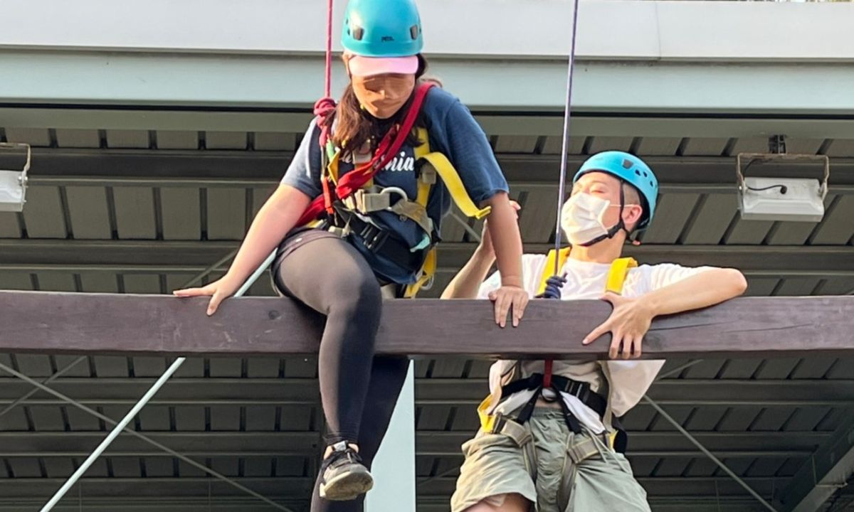 ▲信義房屋規劃3天「MA領航營」，除有基本的企業介紹、溝通課程等，還安排前往桃園「青年體驗學習園區」，挑戰空中獨木橋、巨人梯等高低空設施，不僅挑戰自我更學習團隊互助。（圖／NOWnews資料照片）