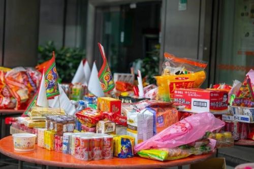 ▲鬼門關祭拜應選午後時段，供品以乾糧及民生用品為主。（示意圖／istock圖庫）