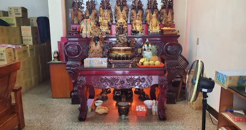 ▲公寓一樓出租後，房客帶來了15尊神明，連匾額也掛上去了。（圖／翻攝自爆料公社）