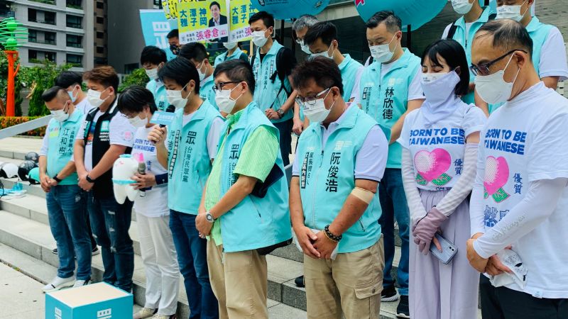 ▲民眾黨全台大眾走台中場，眾人出發前先為蔡炳坤祈禱。（圖／記者顏幸如攝，2022.07.15）