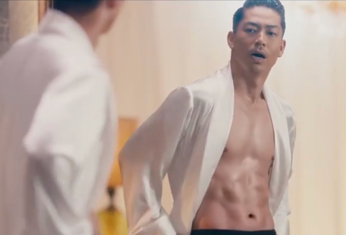 ▲AKIRA扒開睡袍，巧克力胸肌外露。（圖／AKIRA IG）