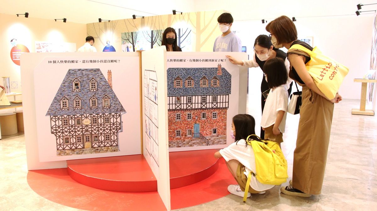 ▲「安野光雅・奇妙的數學世界」互動展，將數學圖畫書，轉換成易懂、好玩又具學習性的互動遊戲展。（圖／信誼基金會提供）