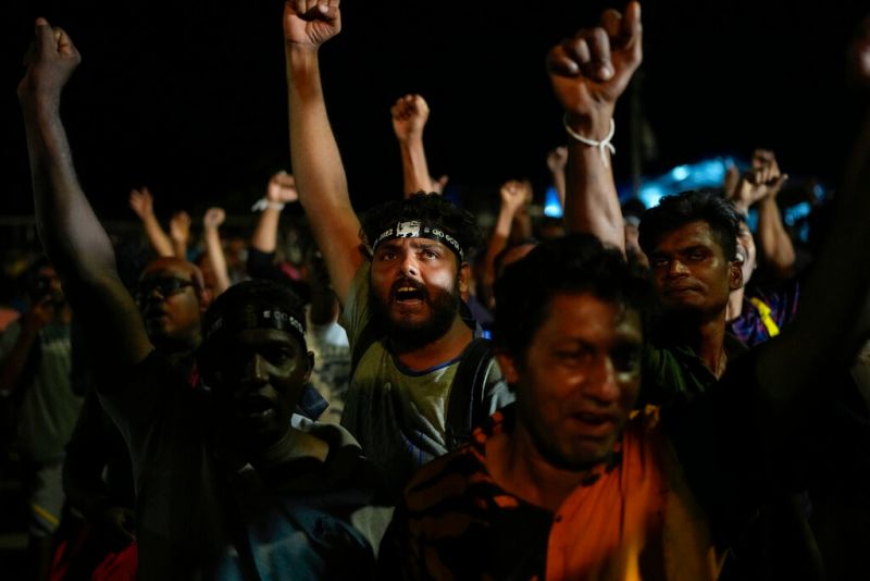 ▲斯里蘭卡總統拉賈帕克薩請辭，科倫坡示威者慶祝抗爭成功。（圖／美聯社／達志影像）
