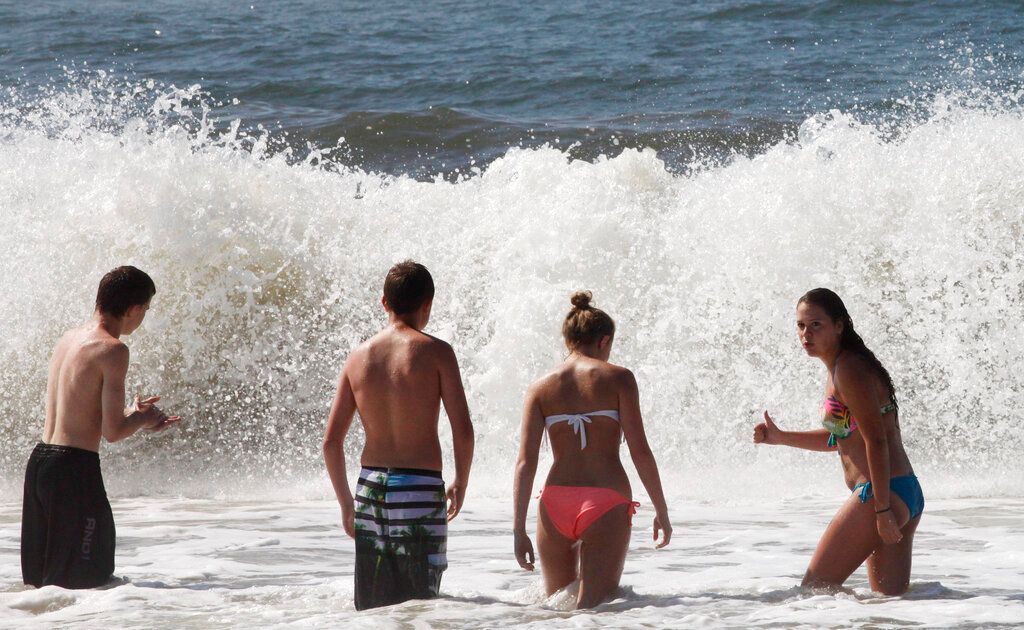 ▲本月已有3人在紐約長島（Long Island）受歡迎的史密斯角海灘（Smith Point Beach）遭鯊魚咬傷。史密斯角海灘資料照，圖中人物非當事者。（圖／美聯社／達志影像）