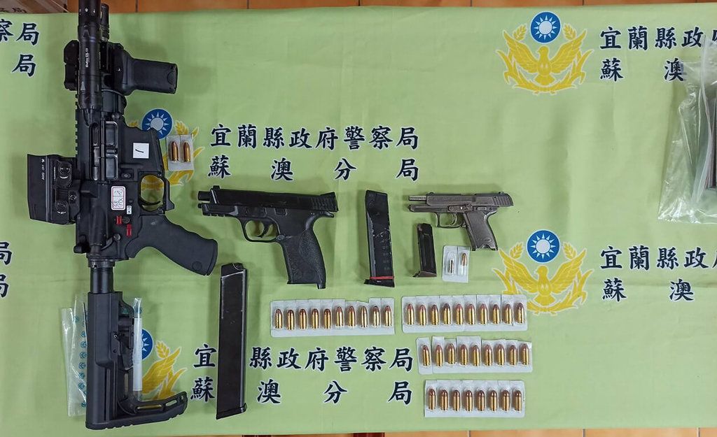 ▲宜蘭警方今天表示，冬山鄉山區日前有黑幫分子非法持有槍彈及毒品，甚至還強押、凌虐、毆打2名被害人。警方獲報後，11日前往埋伏查緝，逮捕6名嫌犯送辦。（圖／翻攝畫面）