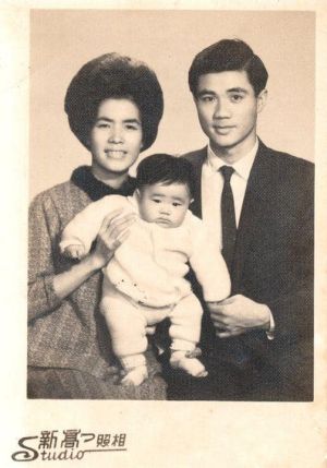 ▲台南市長黃偉哲的父親黃輝鍠（右）13日過世，黃偉哲在臉書上貼出幼時合照、弔念父親。（圖／黃偉哲臉書）