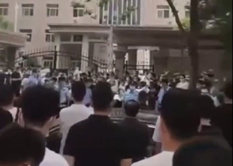 中國停貸風暴燒！疑爛尾樓重災區　千人包圍陝西銀保監局
