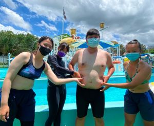 ▲六福水樂園舉辦「鮪魚日」活動,只要能捏出「鮪魚肚」就可享299元全日票優惠。(圖/六福村提供) ▲六福水樂園舉辦「鮪魚日」活動,只要能捏出「鮪魚肚」就可享299元全日票優惠。(圖/六福村提供)