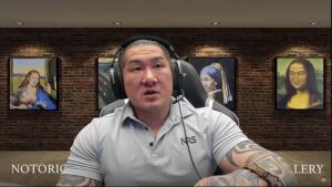 ▲館長秀證據打臉焦糖,證明健身同業都在罵三劑令帶來的損失。(圖/館長惡名昭彰YT) ▲館長認為美國議長裴洛西訪台,多數台灣人無感。(圖/館長惡名昭彰YT)